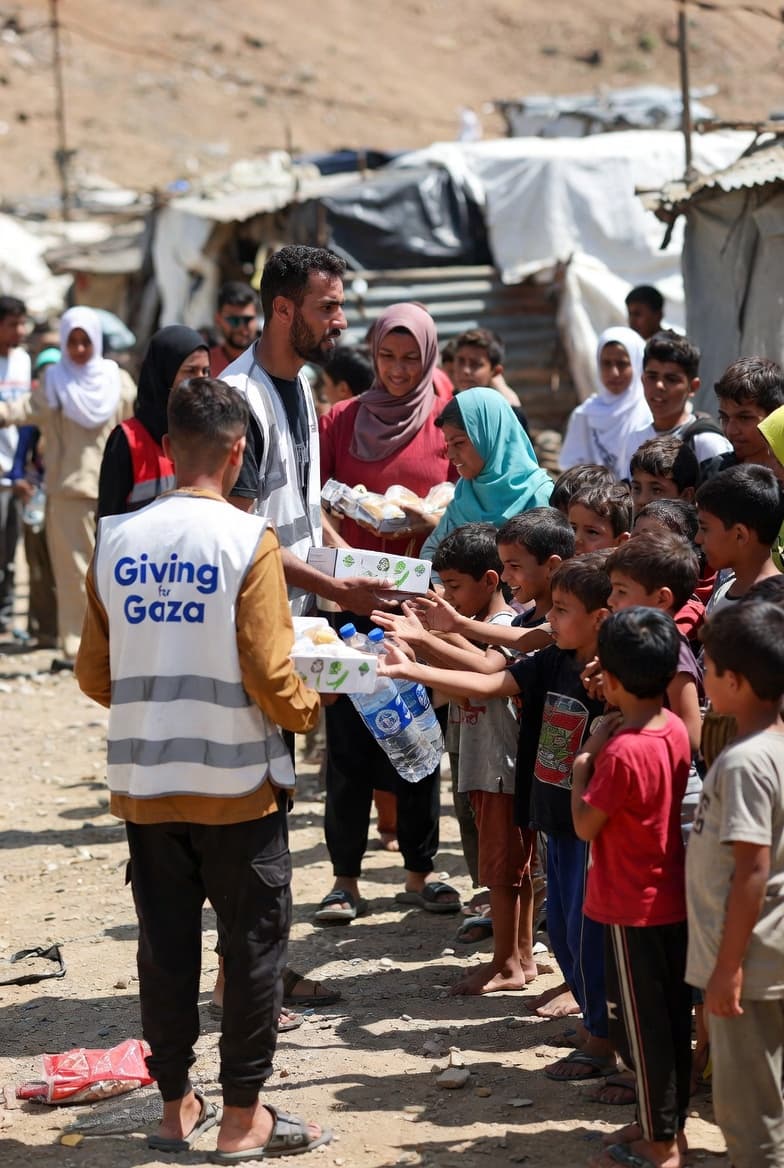 Giving for Gaza volunteers distributing food